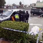 Agentes de la Policía junto al cadáver de la joven cerca del Centro Comercial de Estepona (Málaga)
