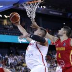 El pívot español Willy Hernangómez (i) trata de anotar ante la defensa del pívot montenegrino Nikola Vucevic.