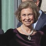 Doña Sofía hoy, luciendo el pendentif que heredó de su madre, Federica de Grecia. (GTres)