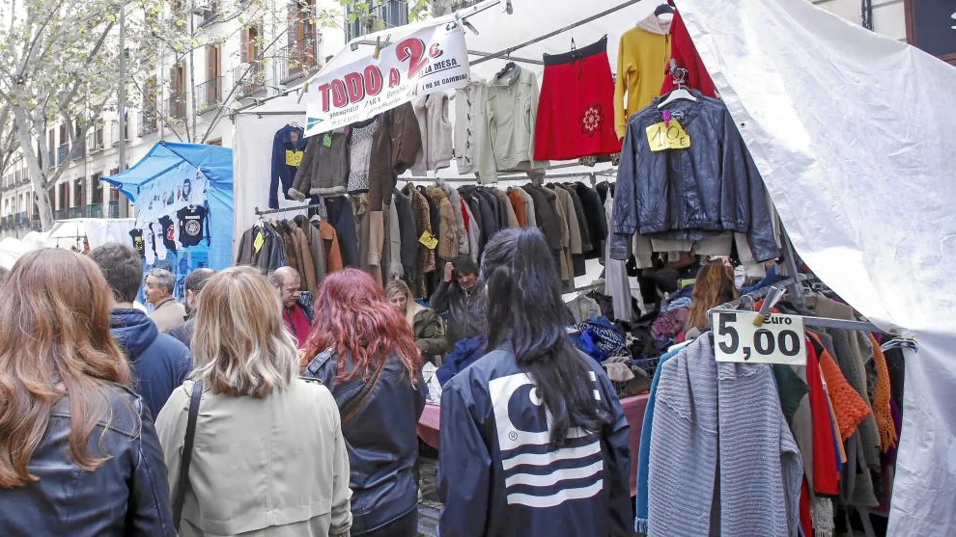 Los tenderos de El Rastro denuncian que las prendas que se ofrecen en algunos puestos «alegales» no cumplen con la normativa sanitaria