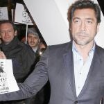 Javier Bardem durante el estreno de la película «James Bond: Skyfall» con un cartel que ­condena el ERE del Teatro Español