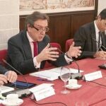 El consejero, José Antonio de Santiago-Juárez, se dirige a los expertos, en presencia del director de Comunicación, Alejandro Salgado, y el director de los servicios jurídicos de la Junta, Ignacio Sáez, entre otros