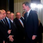 El Rey saluda a Miquel Roca a su llegada a la cena de inauguración del Mobile World Congress (MWC)