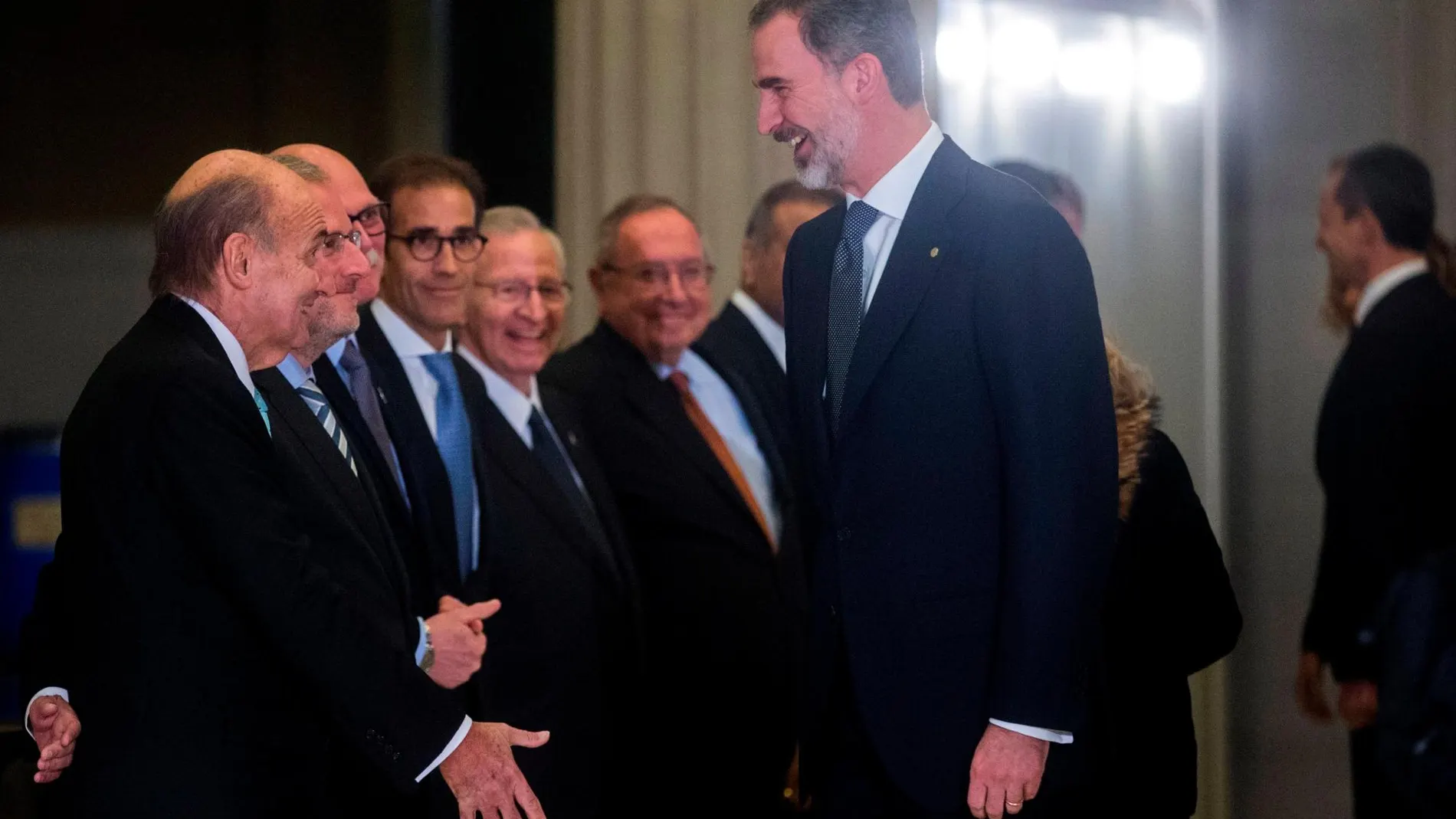 El Rey saluda a Miquel Roca a su llegada a la cena de inauguración del Mobile World Congress (MWC)