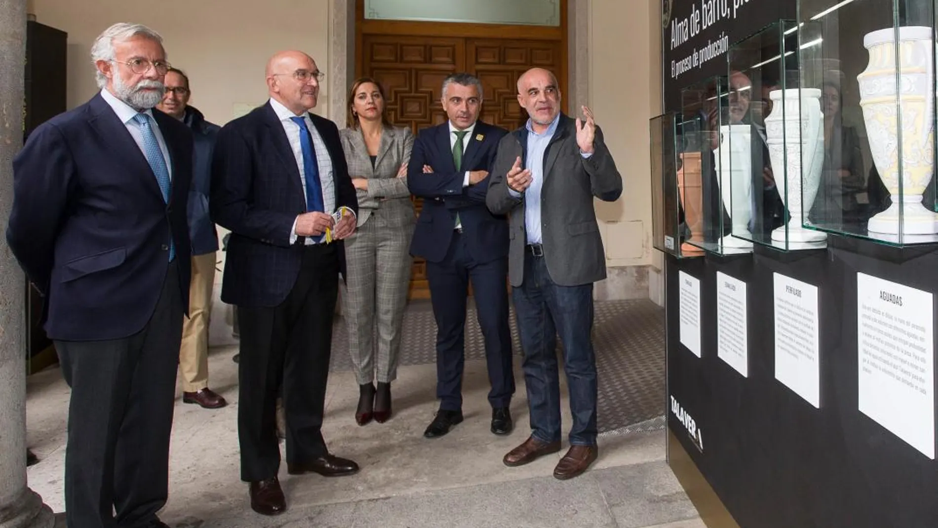 El presidente de la Diputación, Jesús Julio Carnero, y el alcalde de Talavera de la Reina, Jaime Ramos, inauguran la exposición Talavera Somos Cerámica