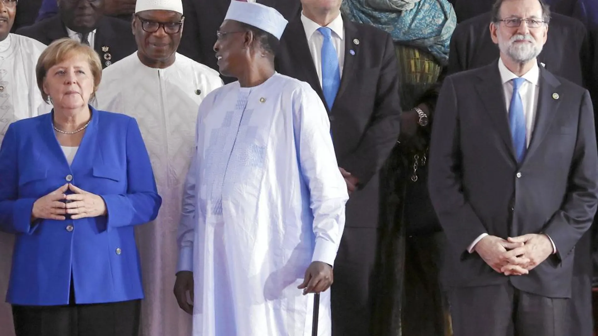 Merkel y Rajoy junto al resto de líderes africanos y europeos, ayer, en Abiyán