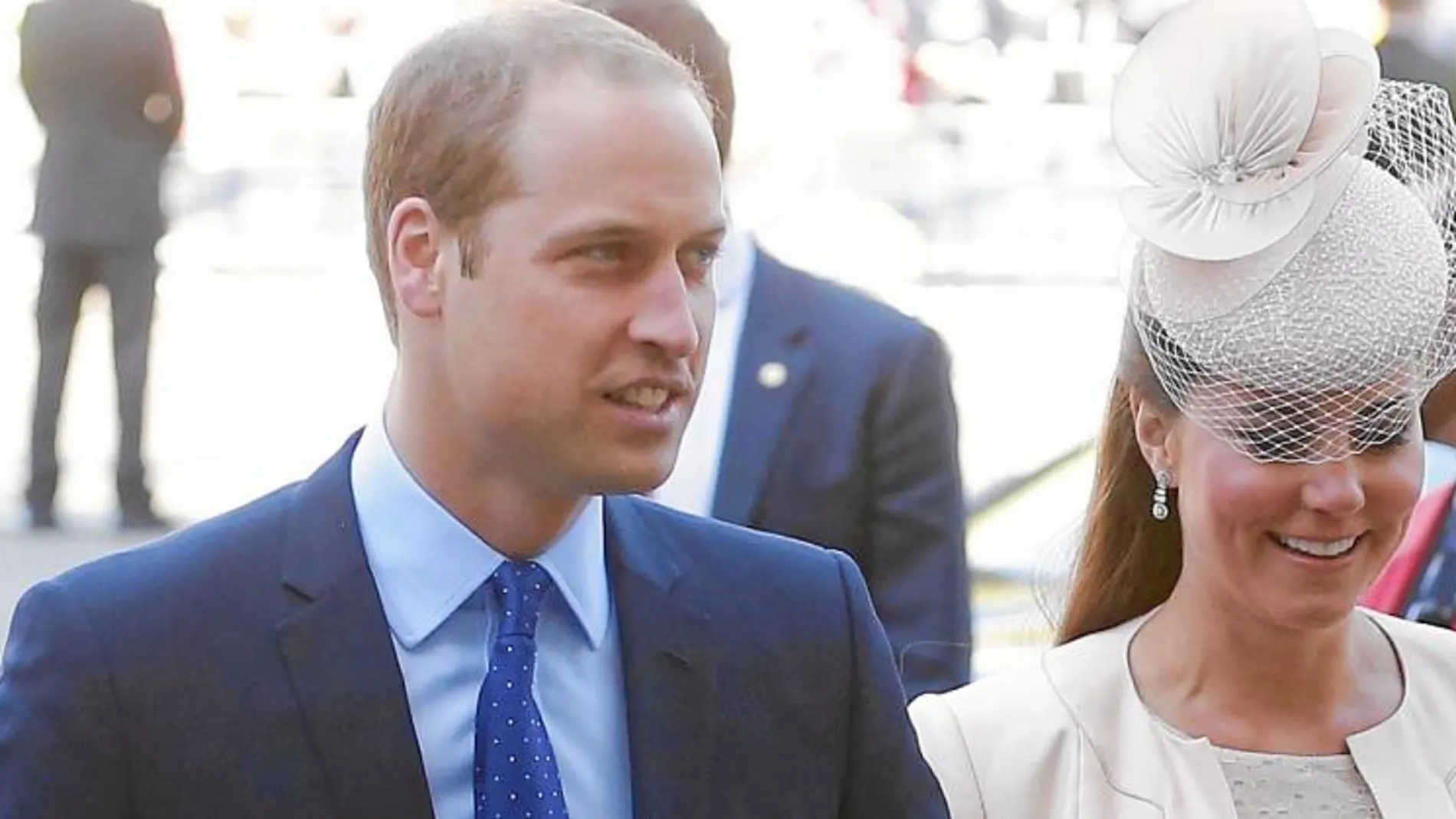 El príncipe Guillermo y su esposa, ayer, a su llegada a la Abadía de Westminster