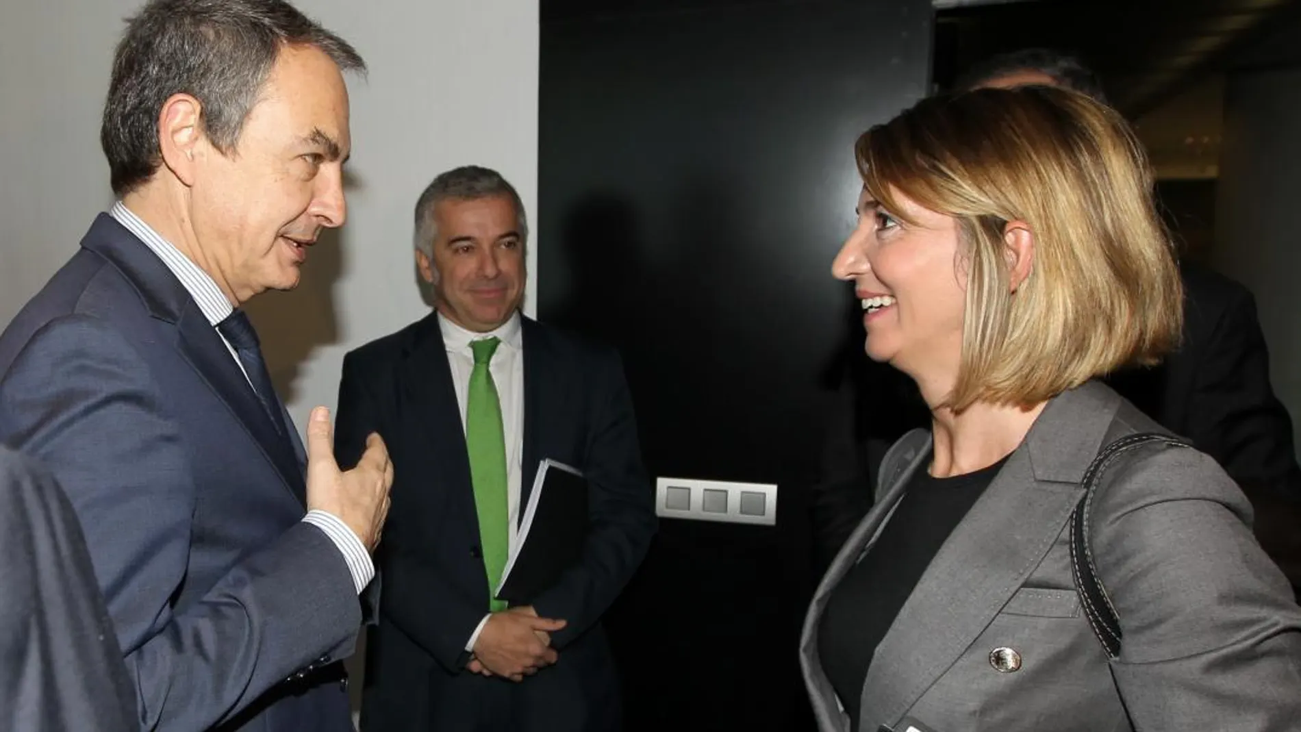 La consejera de Familia, Alicia García, conversa con el presidente del Foro, José Luis Rodríguez Zapatero
