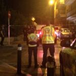 Policía y efectivos sanitarios en Vallecas