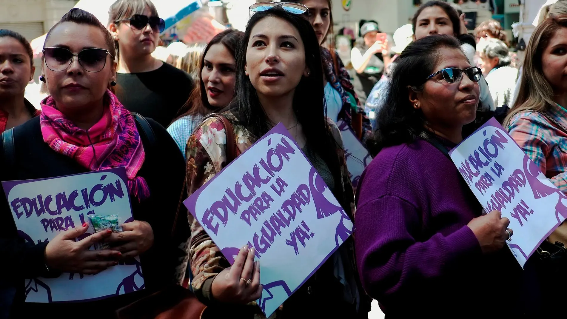 Varias mujeres en La Paz (Bolivia) en el Día Internacional de la Mujer celebrado este 8 de marzo / Reuters