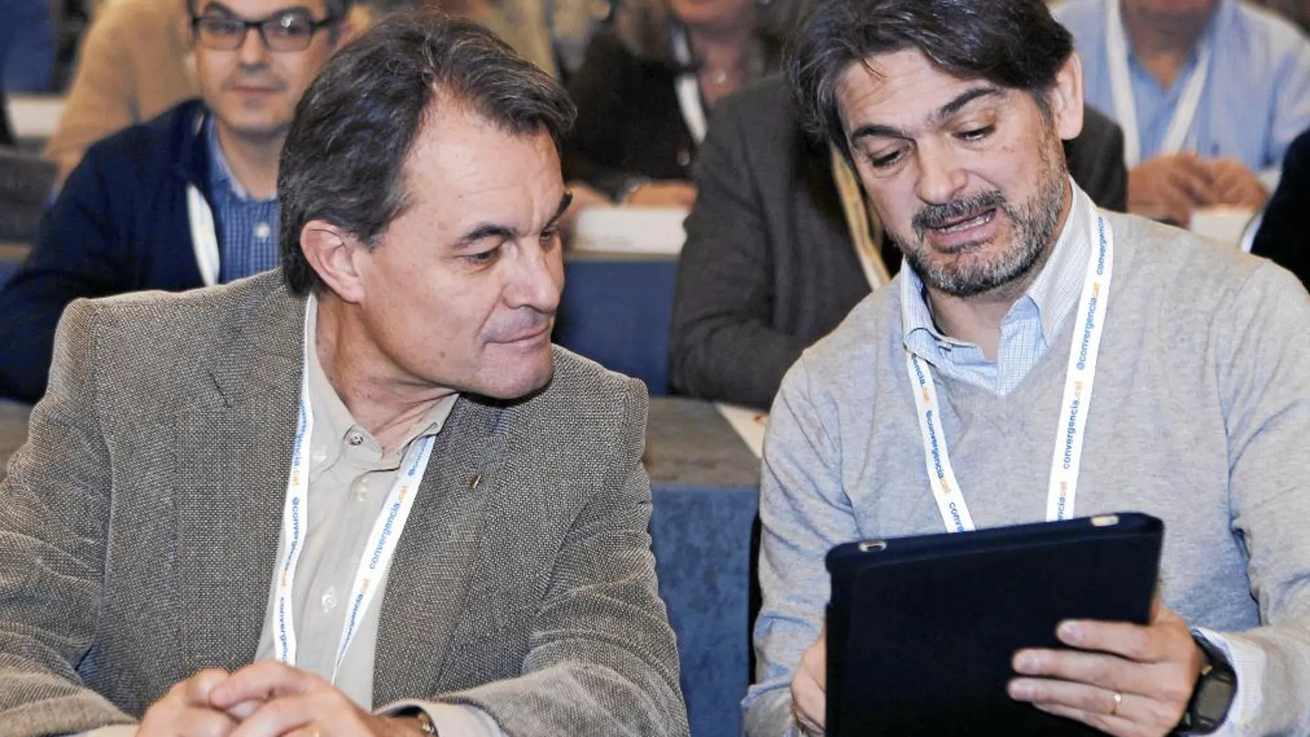 Artur Mas y Oriol Pujol, ayer, en el Consell Nacional de Convergència que debía bendecir el pacto con ERC