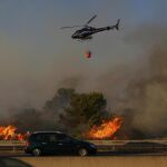 ¿Qué debo hacer si me encuentro con un incendio en la carretera?