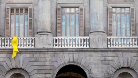 Imagen del lazo amarillo colocado por Colau en el Ayuntamiento de Barcelona.
