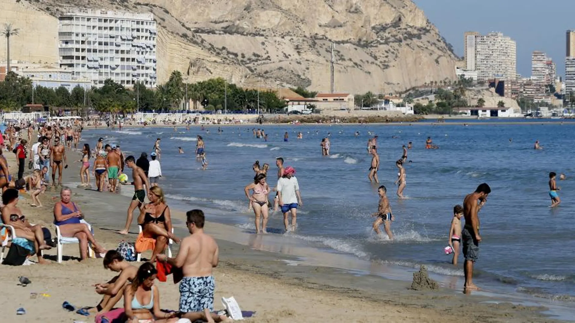 La gente disfrutó de las playas de la Comunitat durante el puente de Todos los Santos debido a las altas temperaturas