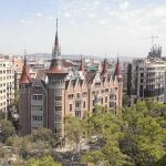 Los nuevos propietarios, Texna, que compraron el edificio a Colonial por 25 millones en 2010, han invertido tres millones en el proyecto, la casa conserva oficinas y cinco viviendas, pero abre su planta noble, la terraza y torreones