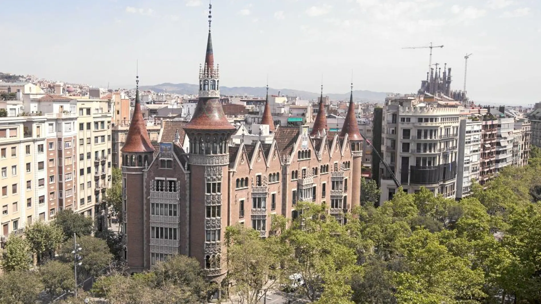 Los nuevos propietarios, Texna, que compraron el edificio a Colonial por 25 millones en 2010, han invertido tres millones en el proyecto, la casa conserva oficinas y cinco viviendas, pero abre su planta noble, la terraza y torreones
