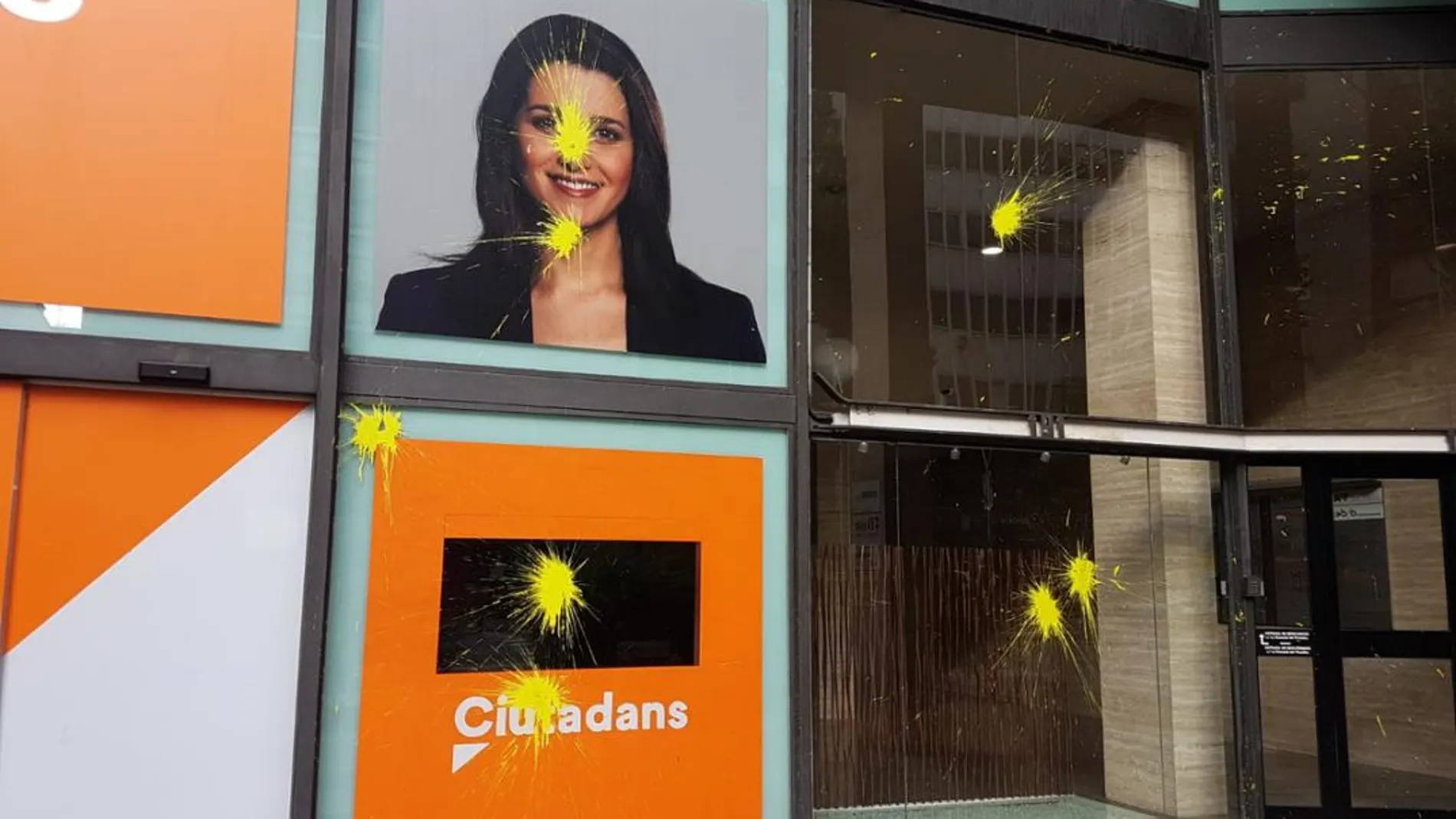 Pintura sobre una imagen de Inés Arrimadas en la sede de C's en Barcelona. Twitter: @CiutadansCs