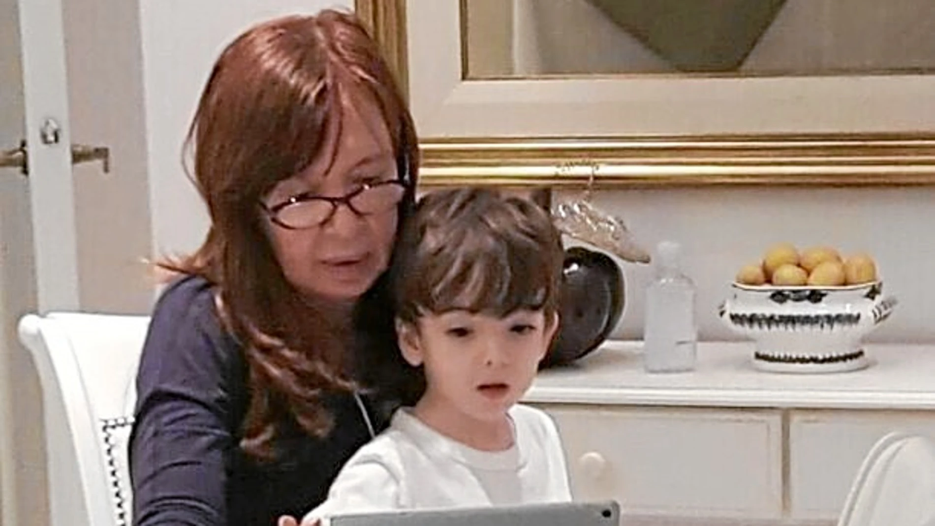La ex presidenta Cristina Fernández de Kirchner no pudo ir a votar y siguió los resultados con su nieto, ayer