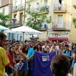 En la imagen, ciudadanos de Molins de Rei mostrando su indignación por la decisión judicial, y lo mismo sucedió en otros municipios del Baix Llobregat