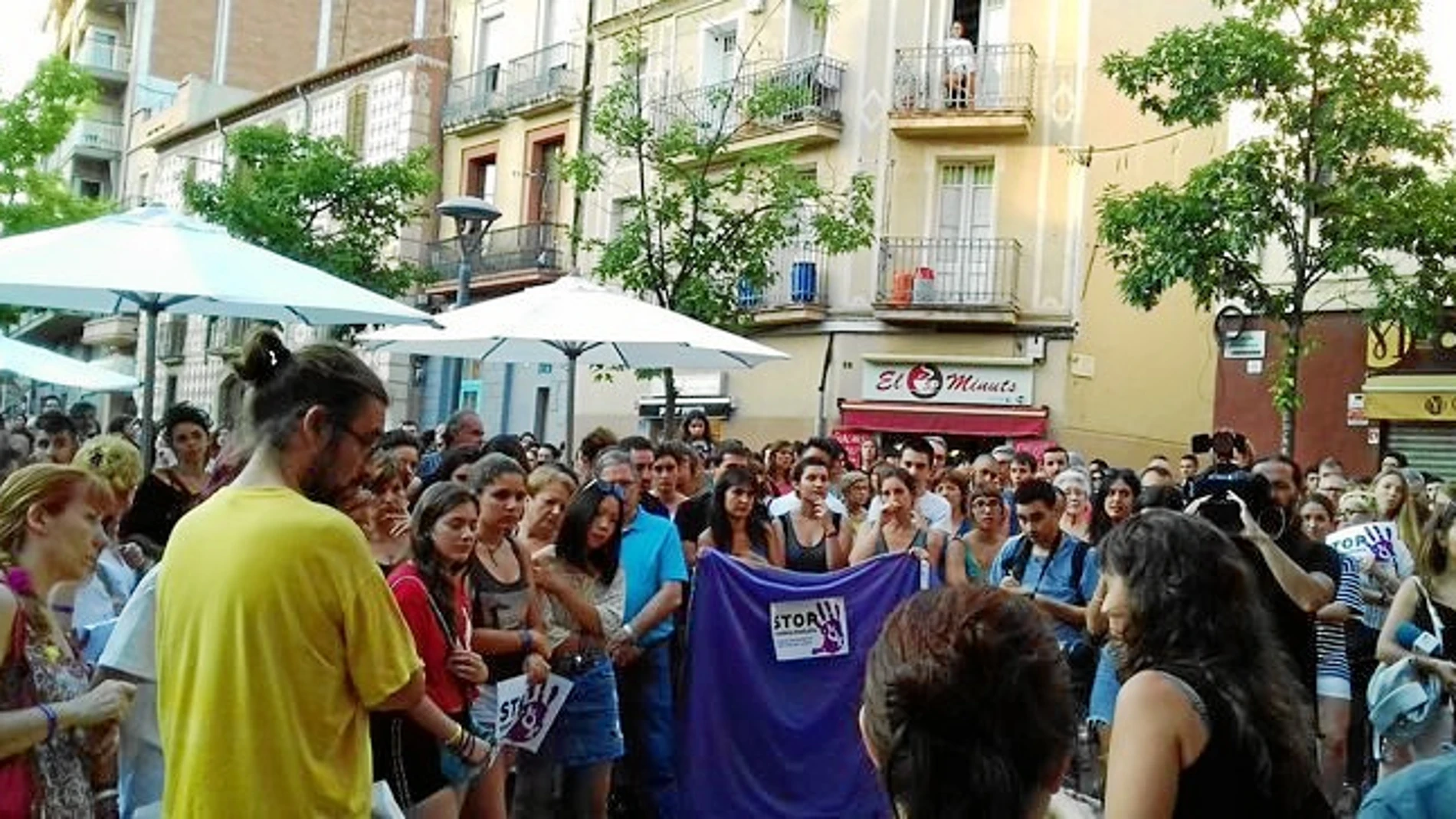 En la imagen, ciudadanos de Molins de Rei mostrando su indignación por la decisión judicial, y lo mismo sucedió en otros municipios del Baix Llobregat
