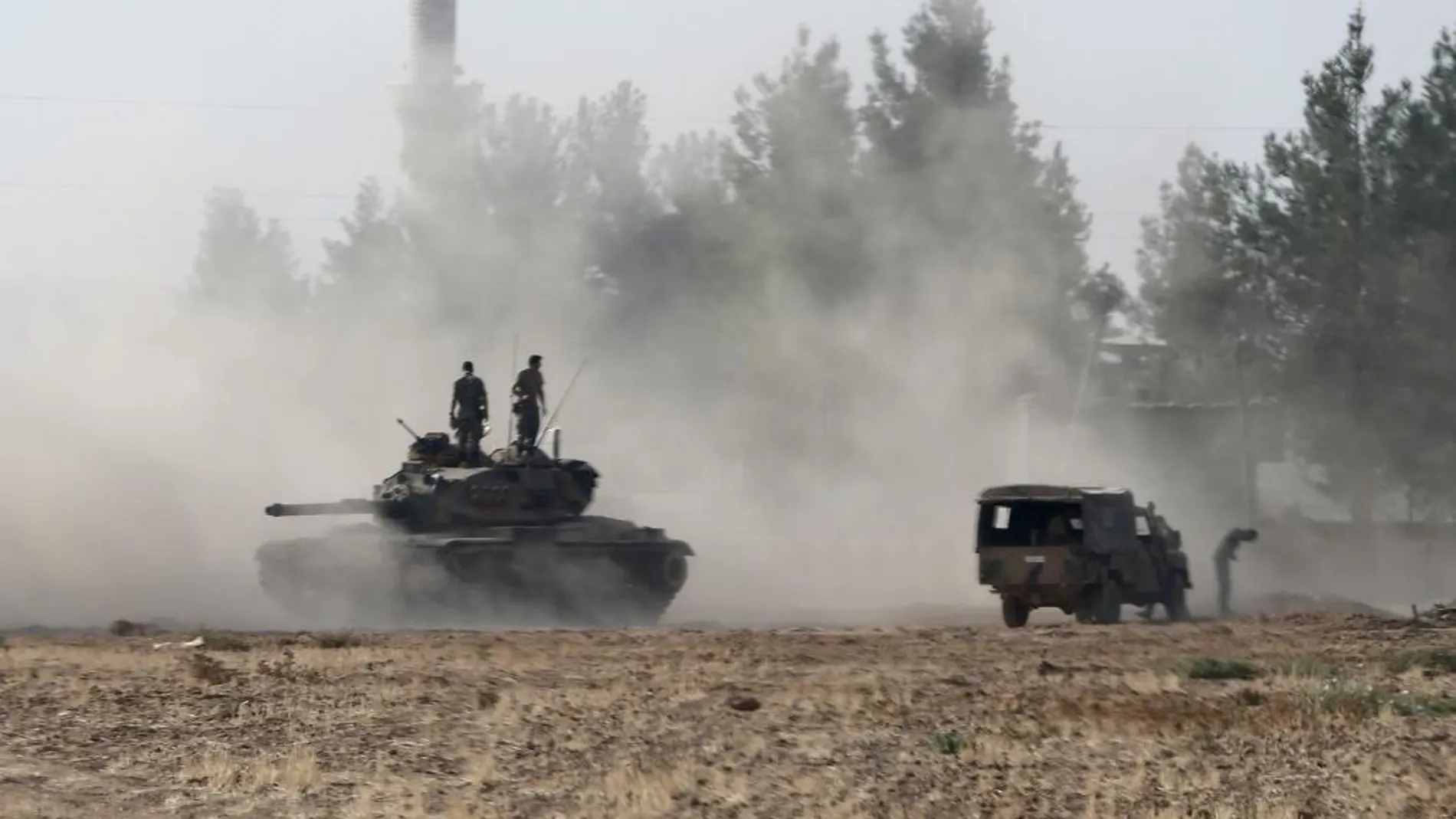 Un tanque turco patrulla cerca de la frontera de Turquía con Siria durante una operación contra el llamado Estado Islámico en Siria