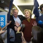 Hillary Clinton y el candidato a la vicepresidencia, el senador Tim Kaine, en el avión de campaña este sábado