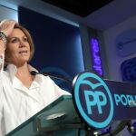María Dolores de Cospedal, que ha perdido la primera vuelta para liderar el PP, durante la rueda de prensa ofrecida esta noche en la sede de Génova. EFE/Zipi