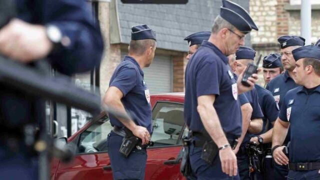 Agentes de policía y servicios de rescate junto a la Iglesia en la que entraron los secuestradores en Saint-Etienne-du -Rouvray