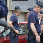 Agentes de policía y servicios de rescate junto a la Iglesia en la que entraron los secuestradores en Saint-Etienne-du -Rouvray