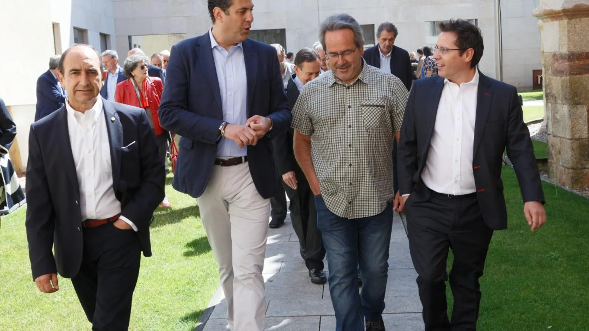 El alcalde de la capital zamorana, Francisco Guarido, junto al delegado territorial de la Junta, Alberto Castro, y responsables de «Zamora 10» / J. L. Leal/Ical