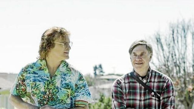 Joaquin Phoenix, como John Callahan (izq.), junto a Gus Van Sant (dcha.)