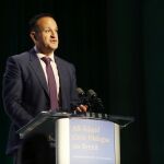 El primer ministro irlandés, Leo Varadkar, participa en un foro sobre el Brexit en el Instituto de Tecnología en Dundalk (Irlanda), ayer / Efe