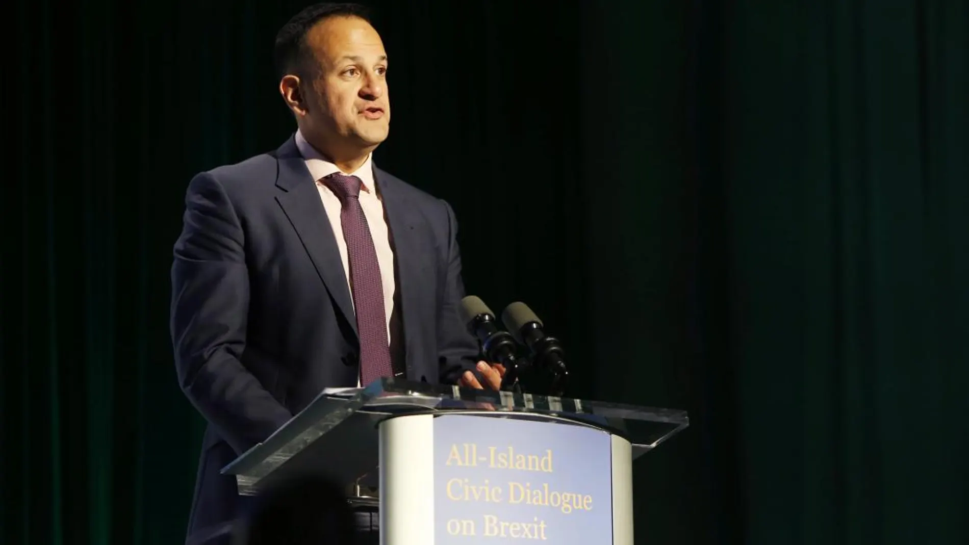 El primer ministro irlandés, Leo Varadkar, participa en un foro sobre el Brexit en el Instituto de Tecnología en Dundalk (Irlanda), ayer / Efe
