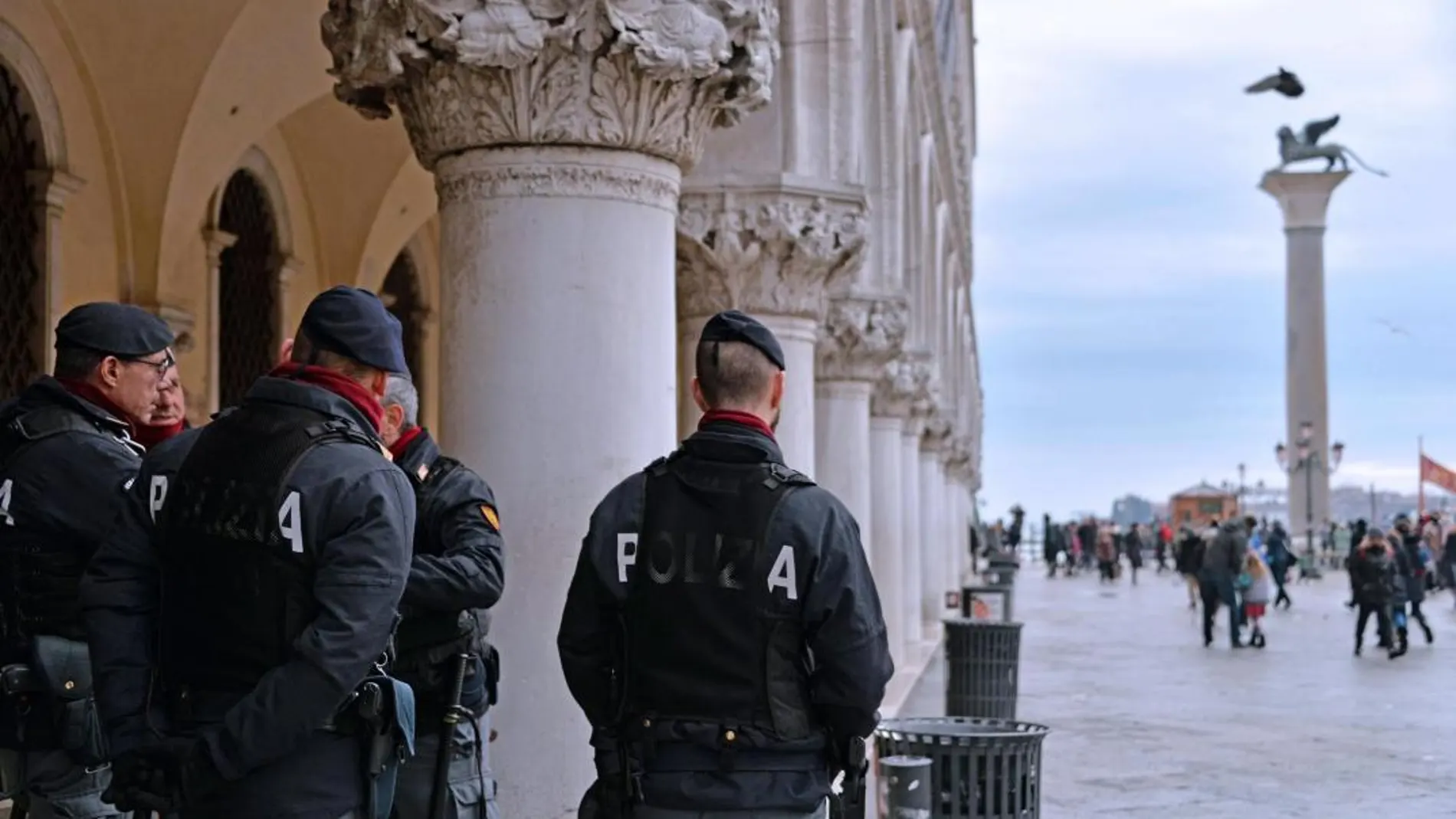 Varios policías vigilan delante del Palacio Doge donde se exhibe la muestra "Tesoros de los mogoles y los maharajás' en Venecia