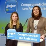 La portavoz de Igualdad, Ana Mestre, y la vicesecretaria de Política Social del PP-A, Dolores López, ayer