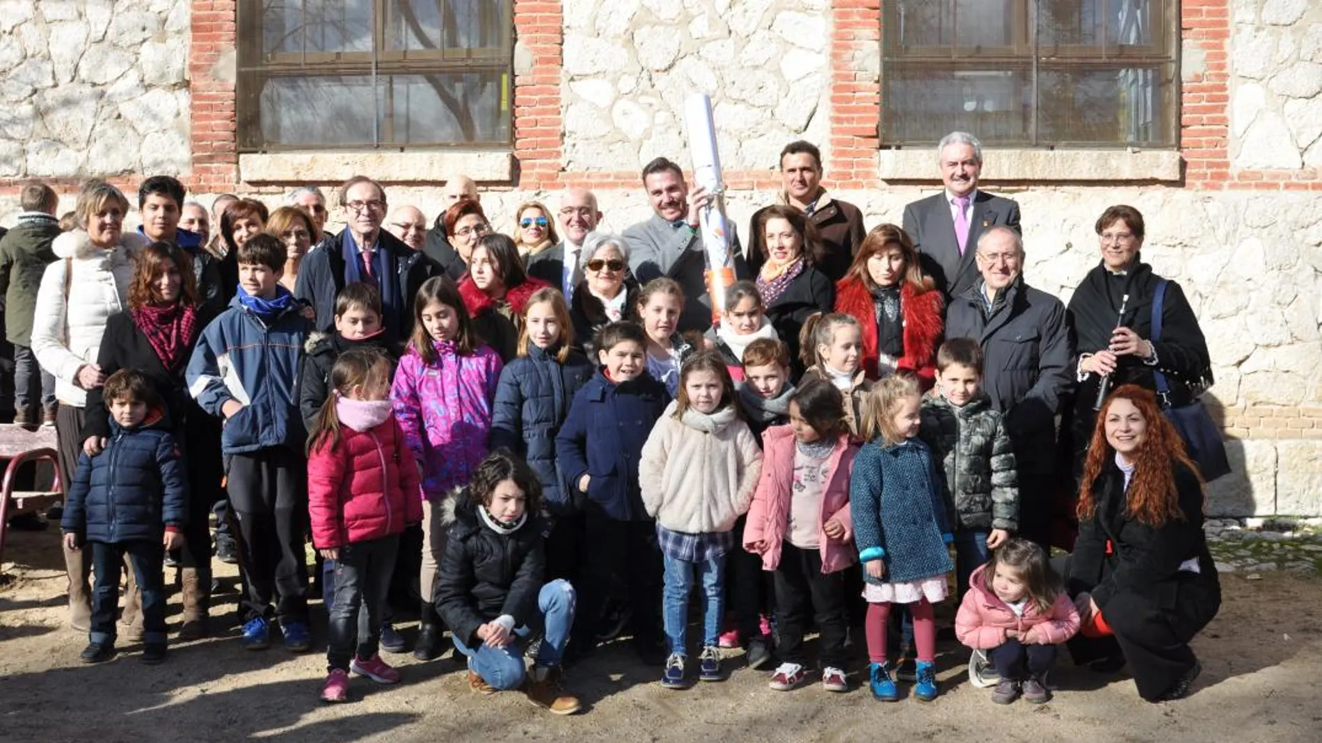 Jesús Julio Carnero junto a alumnos y profesores de la localidad vallisoletana