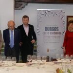 El alcalde de Burgos, Javier Lacalle, con los galardonados con el premio «Académicos del Cocido»