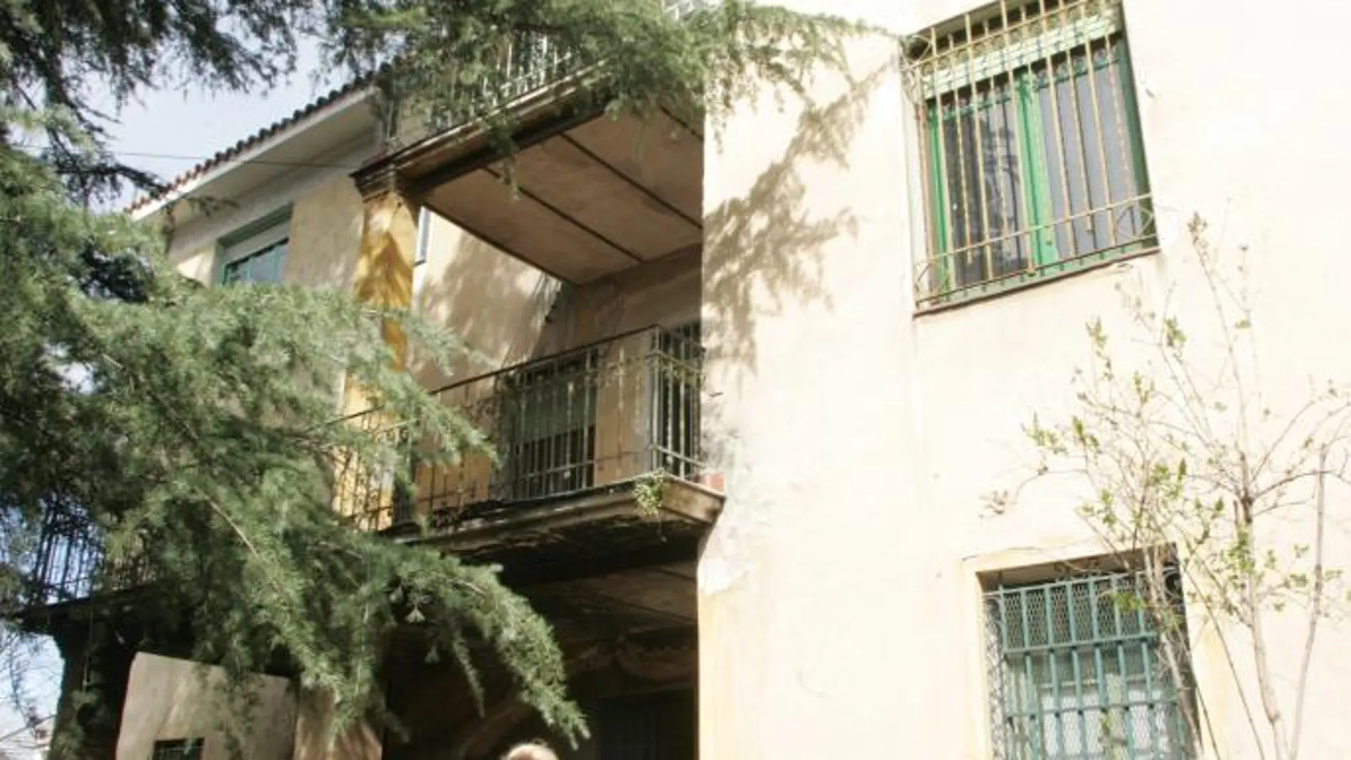 La vivienda, que pertenece a cinco herederos (en la imagen, su sobrina María Amaya Aleixandre) está en ruinas y en venta
