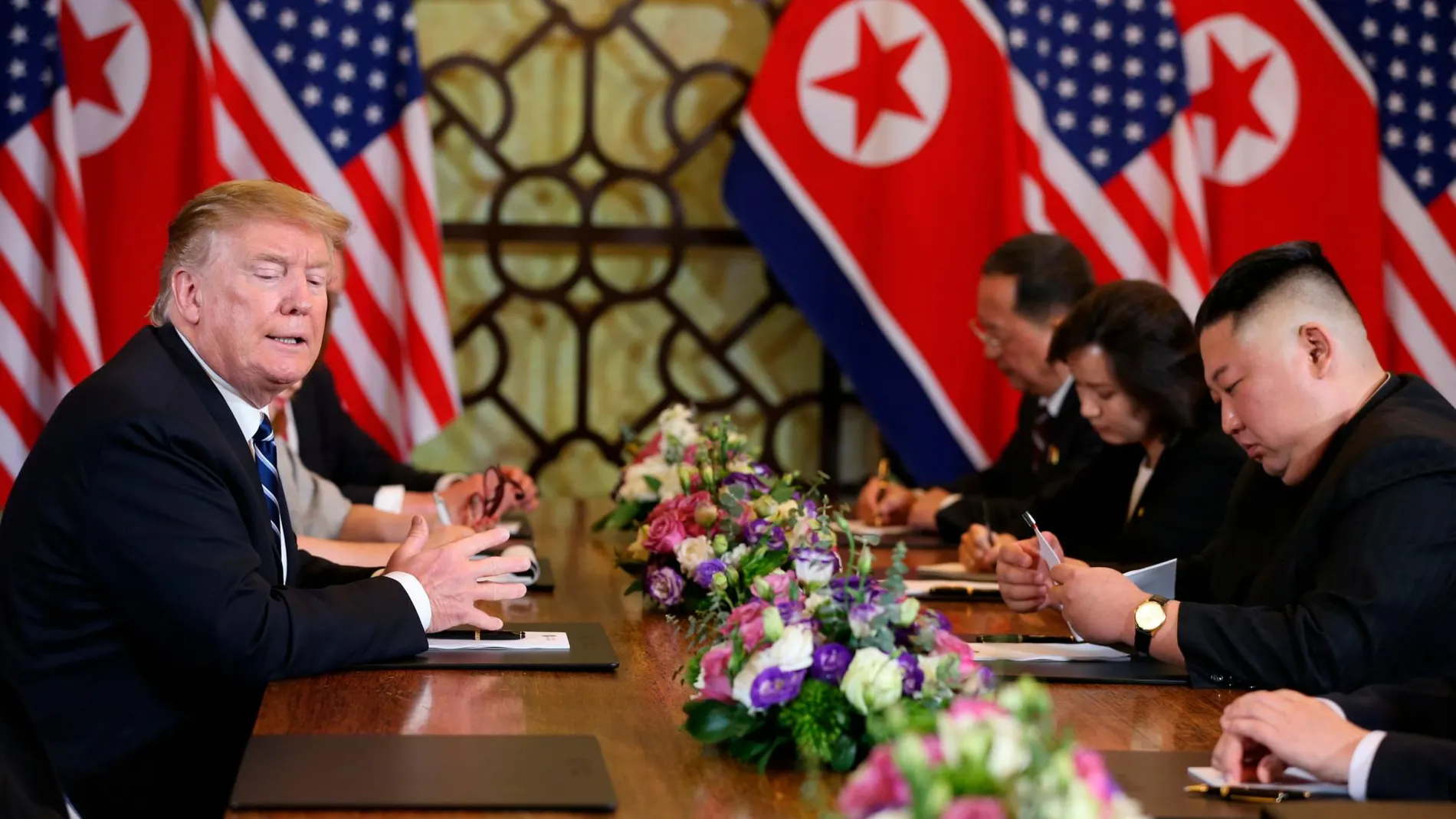 Trump y Kim, durante su breve encuentro en la cumbre de Vietnam, en Hanói