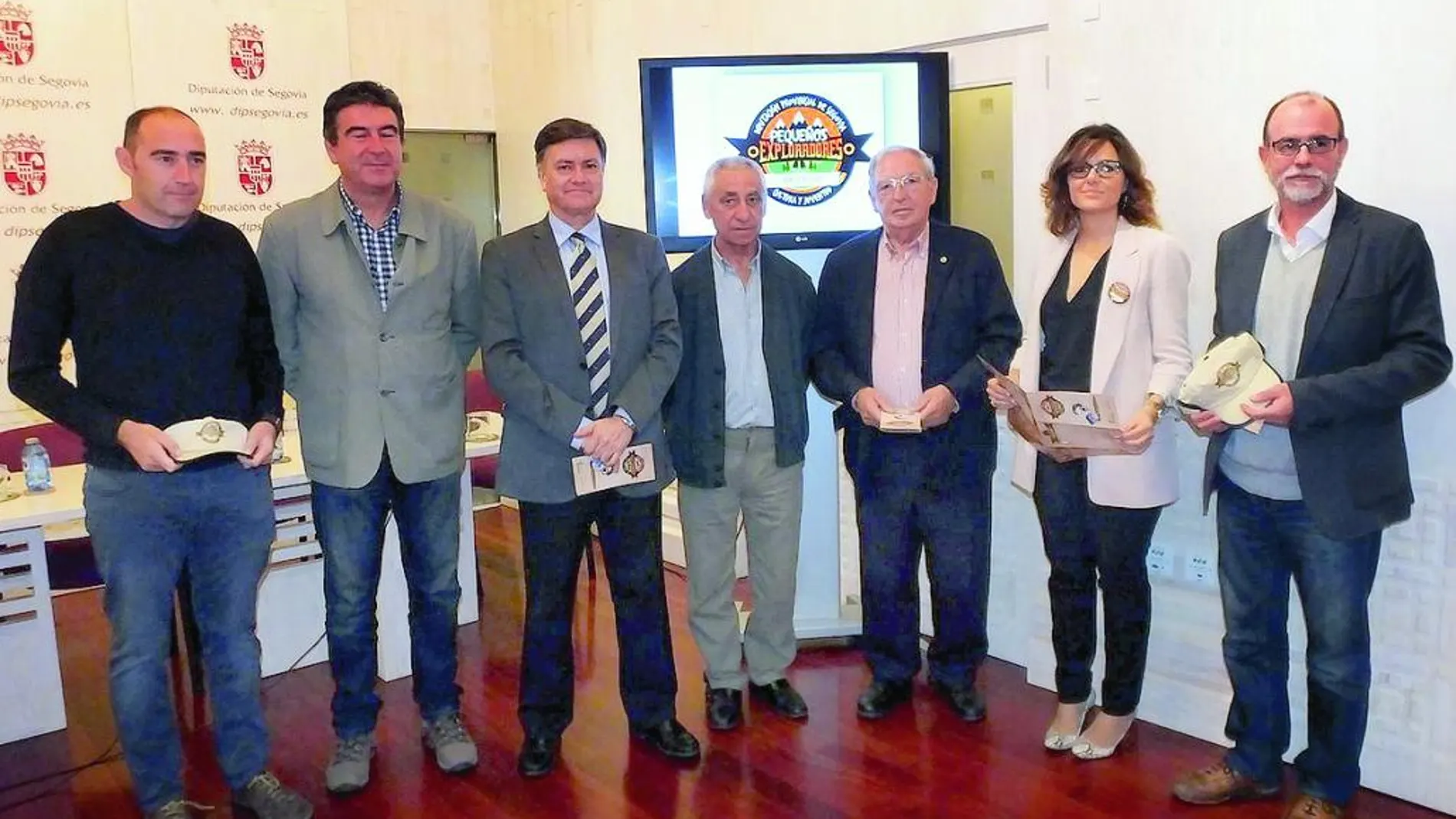 El presidente de la Diputación de Segovia, Francisco Vázquez, presenta la inciativa junto a los alcaldes de los pueblos.