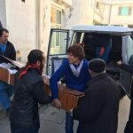 Afganos trasladan el cadáver de una víctima del ataque suicida perpetrado en una madrasa