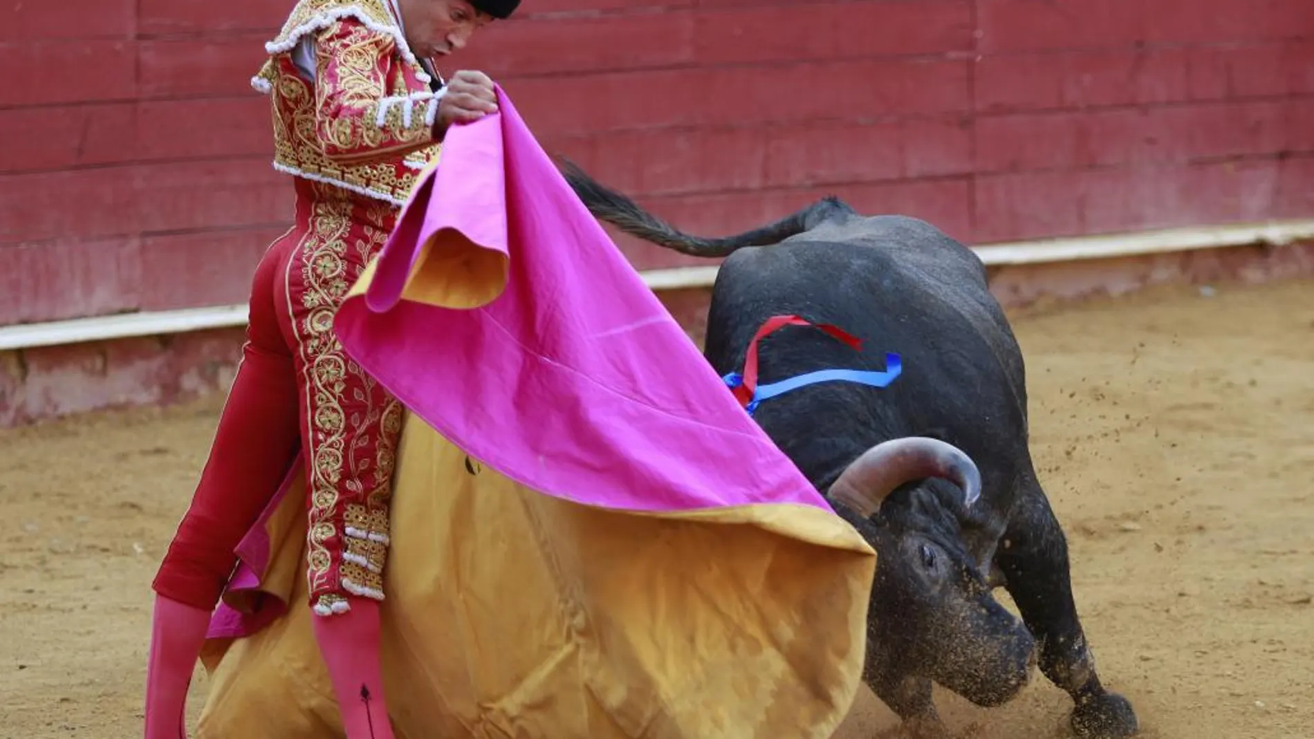 Curro Díaz da un pase a su primer toro, esta tarde en el cuarto festejo de abono de la Feria Tarurina de Almería