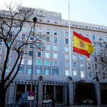 La fachada del Ministerio de Defensa, ayer por la mañana, con la bandera a media asta. Símbolo que seguirá hasta el Domingo de Resurrección