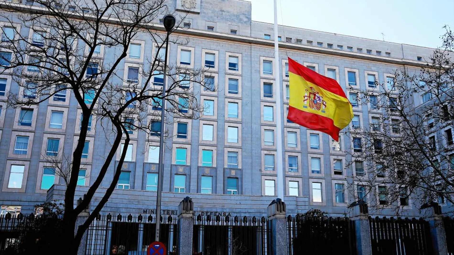 La fachada del Ministerio de Defensa, ayer por la mañana, con la bandera a media asta. Símbolo que seguirá hasta el Domingo de Resurrección