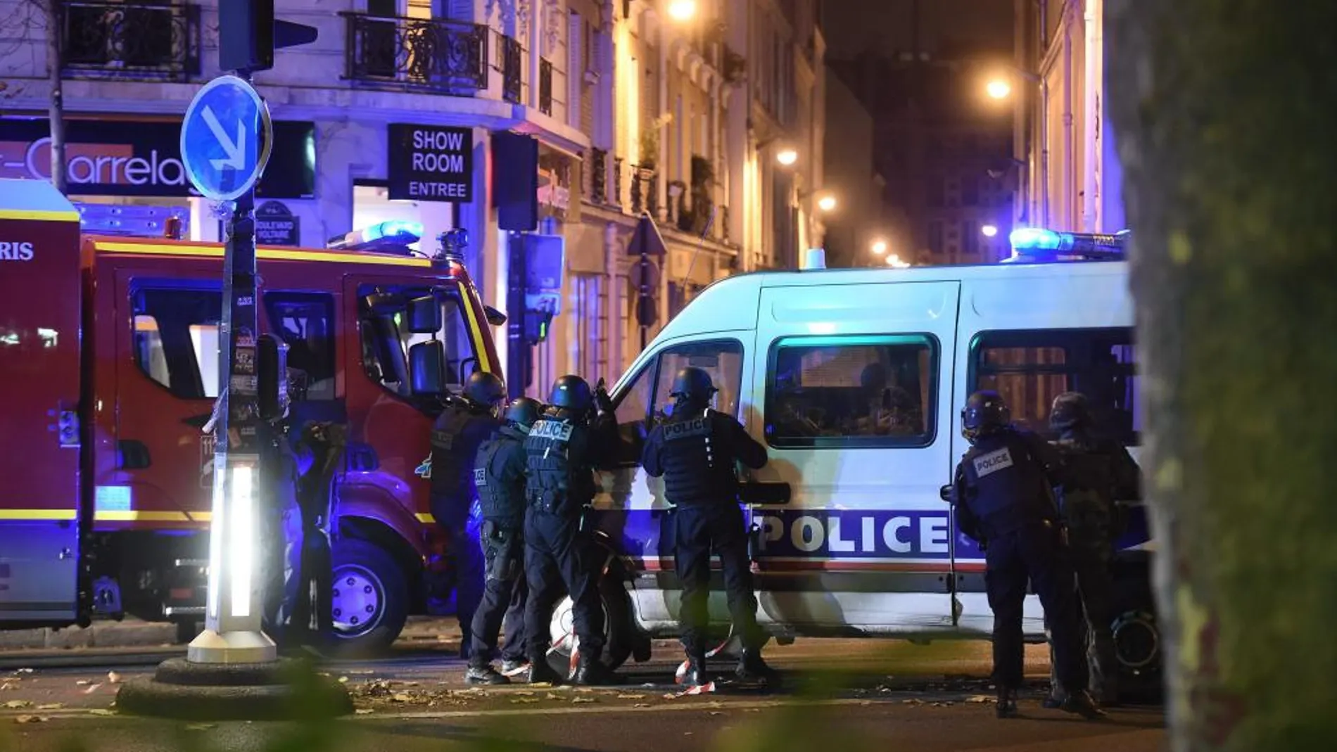 Agentes de la policía francesa durante los atentados de París el 13 de noviembre de 2015