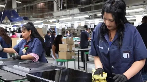 Las mujeres cobran de media 5.844 euros menos que los hombres en la región de Madrid
