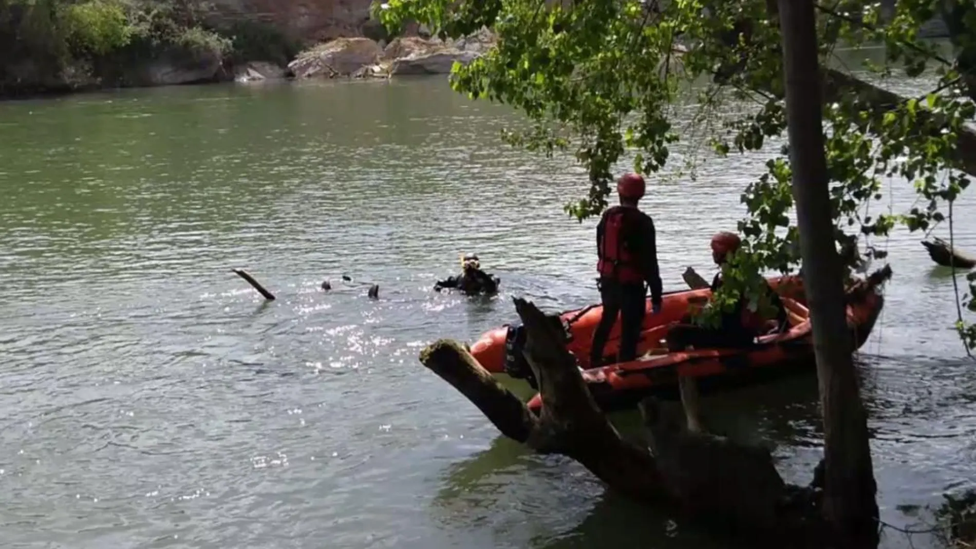 Labores de rescate en el río Ebro en Sartaguda