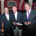 Jesús Vigorra, Arturo Pérez- Reverte y Antonio Pulido, ayer.
