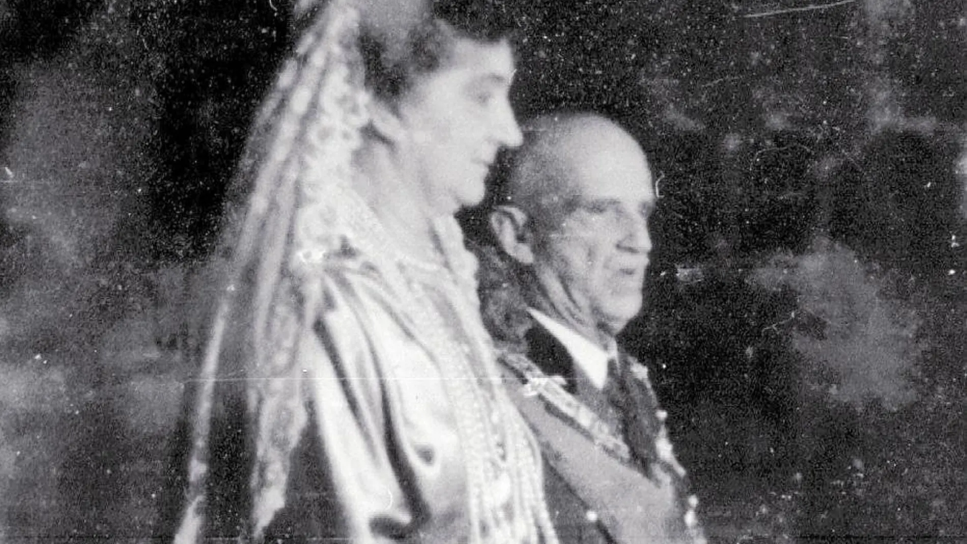 Elena de Montenegro y Víctor Manuel III, el día de su boda en 1896, cuando él eran entonces príncipe de Nápoles