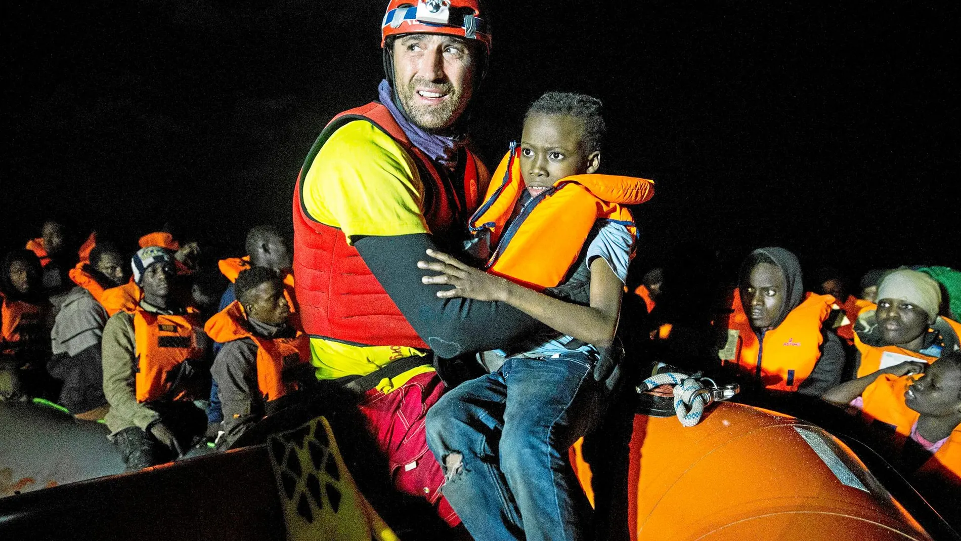 Niños, bebés y mujeres embarazadas se encuentran entre los pasajeros del barco humanitario